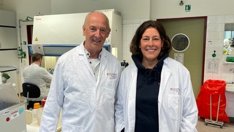 Die Gründer von Actitrexx, Helmut Jonuleit und Andrea Tüttenberg, stehen in ihrem Labor.