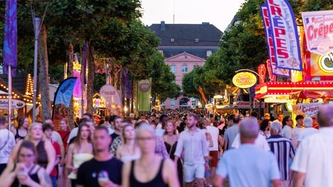 Durch die Ludwigstraße drängen sich Festbesucher der Mainzer Johannisnacht.