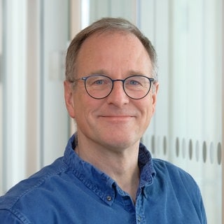 Peter Binder ist Reporter für Hörfunk, Online und Fernsehen beim SWR im Studio Tübingen.