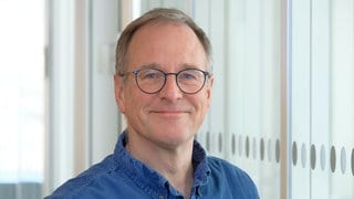Peter Binder ist Reporter für Hörfunk, Online und Fernsehen beim SWR im Studio Tübingen.