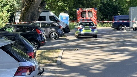 Auf dem Parkplatz einer großen Sportanlage in Schorndorf wurde am Mittwochnachmittag ein lebloses Kind in einem Auto entdeckt.