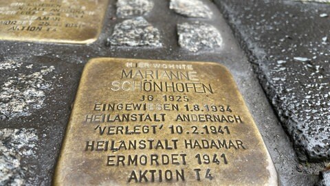Dort wo sich heute die Sparkasse am Viehmarkt befindet, stand das Elternhaus von Marianne Schönhofen. Ein Stolperstein erinnert an das ermordete Mädchen. 