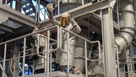 Im "Flash-Reaktor" wird das Pulver bei 1.600 Grad Celsius blitzschnell in brennbares Gas und phosphathaltige Klärschlammschlacke umgewandelt – daher der Projektname "FlashPhos".