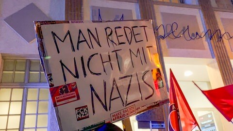 "Man redet nicht mit Nazis" - das fordern linke Aktivisten auf Plakaten bei ihrem Protest vor einer Wahlveranstaltung im Kino Museum in Tübingen.