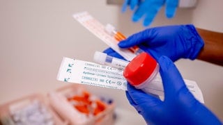 Testkit für Geschlechtskrankheiten: Infektionen durch Sex mit Syphilis- oder Tripper-Bakterien oder Chlamydien werden oft weitergegeben, weil viele sich nicht regelmäßig testen lassen. Die Folge: Schmerzen Unfruchtbarkeit; auch bei Männern