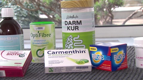 Verschiedene Produkte, die die Darmgesundheit fördern sollen, stehen auf einem Tisch. Darunter u. a. eine Darmkur, ein Mittel für Verdauungsstörungen und eines zur Unterstützung der Darmtätigkeit.