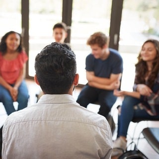 Jugendliche diskutieren in einem Stuhlkreis: Sinti und Roma werden in Deutschland überall diskriminiert; auch in der Schule. Dabei kann mehr Wissen und die Beschäftigung mit der Minderheit helfen, Vorurteile zu überwinden.