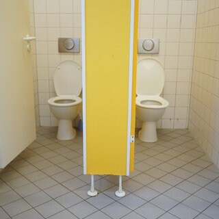 Nach zwei Bränden in Schultoiletten einer Schule in Ehingen ermittelt die Polizei wegen möglicher Brandstiftung. (Symbolfoto)