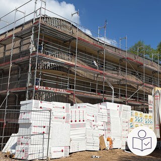 Ein Wohn·haus mit einem Gerüst. Das Haus hat drei Stockwerke. Vor dem Haus liegt Bau·material. Rechts das SWR Logo für Leichte Sprache. In Ingelheim gibt es bald 4 Hoffnungs·häuser.