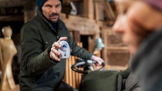 Constantin (Robert Besta) ist zornig, er hält das Babyfohn in der Hand