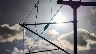 Ein Bootsmast hat eine Oberleitung an einem Bahnübergang in Allensbach berührt. Drei Menschen erlitten einen Stromschlag.