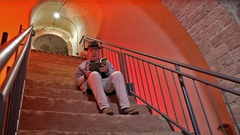 Krimiautor Rainer Sauer liest auf der Treppe zu den Mainzer Unterwelten aus seinem Buch