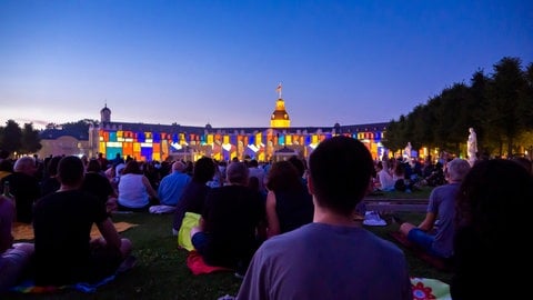 Besucherinnen und Besucher bei den Schlosslichtspielen in Karlsruhe.
