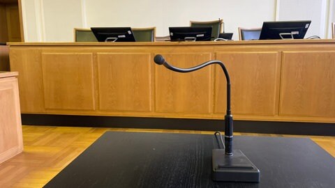 Ein Pult in einem Saal im Landgericht in Frankenthal.