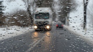 Blick durch die regennasse Frontscheibe eines Pkw (Symbolbild). Zuerst Schnee, dann Nieselregen und Glatteiswarnung - doch das Wetter-Chaos blieb in Heilbronn-Franken aus. 
