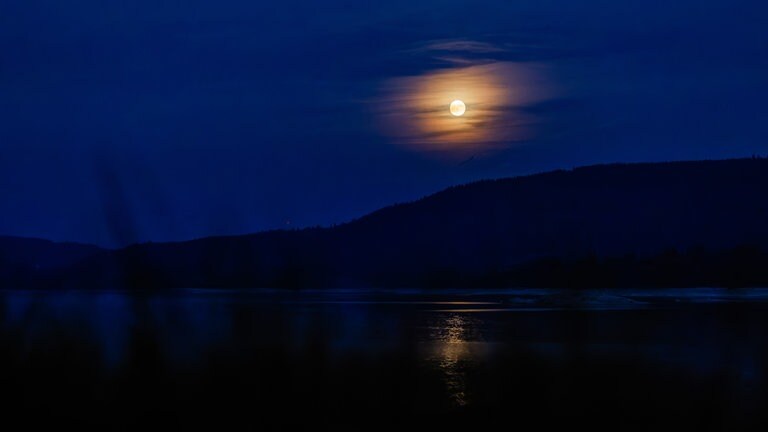 Der "Erdbeermond" ist über dem Schluchsee zu sehen. 