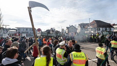 Zahlreiche Menschen versammeln sich beim Politischen Aschermittwoch der baden-württembergischen Grünen vor der Stadthalle von Biberach an der Riß, um zu demonstrieren. Die Veranstaltung wurde aufgrund der Proteste vor der Stadthalle abgesagt.