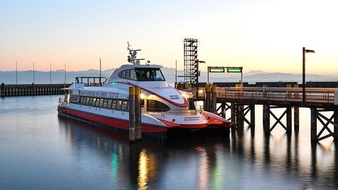 Der Katamaran im Hafen in Friedrichshafen. Seit 20 Jahren gibt es die Schnellverbindung nach Konstanz.