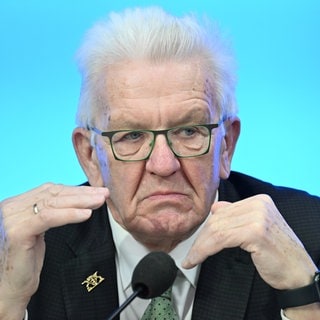 Winfried Kretschmann (Bündnis 90Die Grünen), Ministerpräsident von Baden-Württemberg, antwortet im Landtag bei einer Pressekonferenz auf Fragen von Journalisten. 