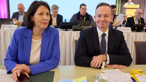 Die rheinland-pfälzische Wirtschaftsministerin Daniela Schmitt (FDP) und Volker Wissing, ehemals Landesvorsitzender der FDP Rheinland-Pfalz sitzen nebeneinander