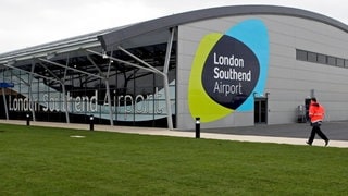 Eine Halle am London Southend Airport.: Ein international tätiger Notarzt aus dem Westerwald ist bei einem Flugzeugabsturz getötet worden.