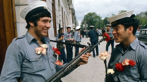 Matrosen bei der Nelkenrevoultion in Lissabon 1974
