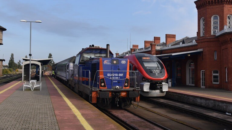Eine bei NEWAG modernisierte SU 42 im Bahnhof von Küstrin