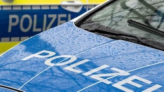 Symbolbild: Polizeiauto auf einer Straße