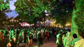 Menschen stehen vor einer Bühne. Das Schlossberg Festival