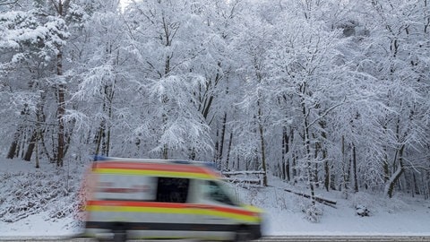 Rettungswagen im Schnee
