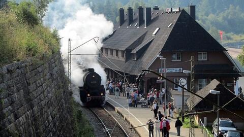 Abfahrt des Dampfsonderzuges der IG 3-Seen-Bahn von Seebrugg