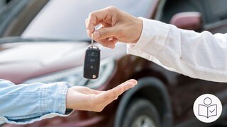 Eine Person gibt einer anderen Personen einen Auto·schlüssel. Im Hintergrund sieht man ein rotes Auto. Rechts das SWR Logo für Leichte Sprache.