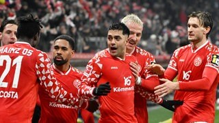 Dominik Kohr, Danny da Costa, Phillipp Mwene, Nadiem Amiri, Phillip Tietz und Stefan Posch (v.l.n.r.) beim Jubeln