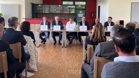 Ab dem 1. Juni übernimmt die Evangelisches Krankenhaus Dierdorf Selters gGmbH das insolvente Krankenhaus in Hachenburg. Bei einer Pressekonferenz mit Gesundheitsminister Clemens Hoch hat sich der neue Träger vorgestellt.