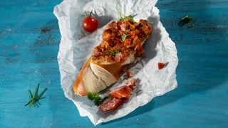 Landjäger-Pesto auf einer Laugenstange. Ein SWR1 Pfännle-Rezept zum Motto "Bock auf Brot".