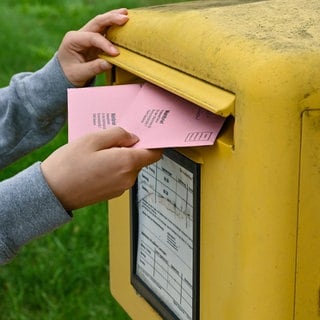 Am 23. Februar 2025 steht die Bundestagswahl an. Wer seine Stimme per Briefwahl abgeben will, muss sich rechtzeitig bis zum Wahltermin um die Unterlagen und deren Abgabe kümmern.