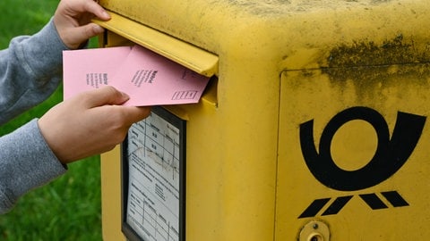 Am 23. Februar 2025 steht die Bundestagswahl an. Wer seine Stimme per Briefwahl abgeben will, muss sich rechtzeitig bis zum Wahltermin um die Unterlagen und deren Abgabe kümmern.
