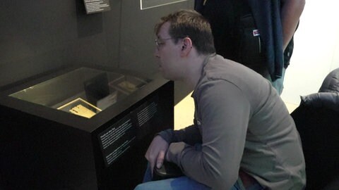 Einige Ausstellungsstücke sind in hoch platzierten Vitrinen untergebracht. Menschen im Rollstuhl können sie nur mit Mühe vollständig betrachten.