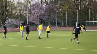 Die Ulmer Fußball-Hobbymannschaft mit den vielen Spielern unterschiedlicher Herkunft gibt es schon seit elf Jahren. Sie wird trainiert vom Deutschlehrer der Volkshochschule, Kürsat Celik.