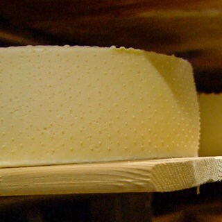 Käse in der Dorfkäserei Geifertshofen (Archiv)