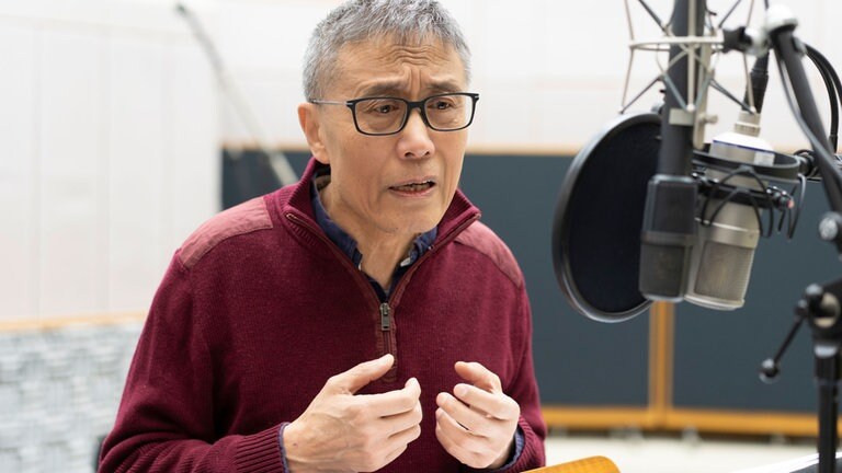 Yu Fang in der Rolle als Vater bei den Tonaufnahmen im Studio