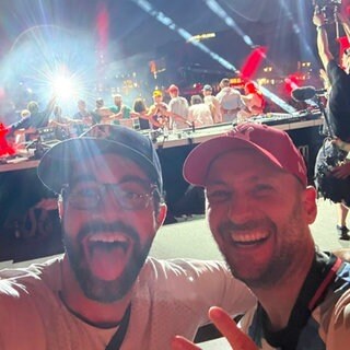Die Autoren der Doku Jonas Keinert und Steffen König während der Dreharbeiten beim großen Family Jam- Konzert auf dem Stuttgarter Schloßplatz.