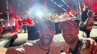 Die Autoren der Doku Jonas Keinert und Steffen König während der Dreharbeiten beim großen Family Jam- Konzert auf dem Stuttgarter Schloßplatz.
