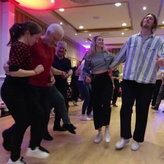 Tanzende Menschen beim Euro Dance Festival im Europapark Rust