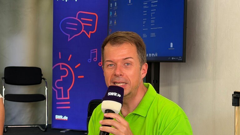 Moderator Daniel Pesch, bekannt aus der SWR4 Datingshow "Pesch in der Liebe", sprach im SWR PopUp Studio Mengen mit dem Publikum über Einsamkeit, die Suche nach Liebe und Beziehungen im reiferen Alter.