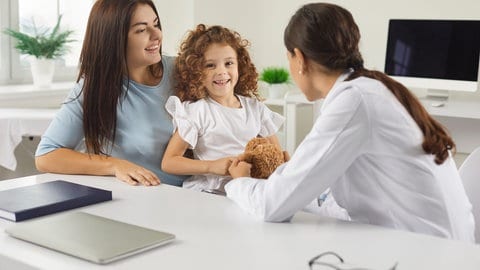 Mutter ist mit ihrer Tochter beim Arzt