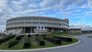 Zu sehen ist der Neubau der Bertha-Benz-Schule in Sigmaringen. Das Bauprojekt hat den Landkreis mehr als 100 Millionen Euro gekostet.