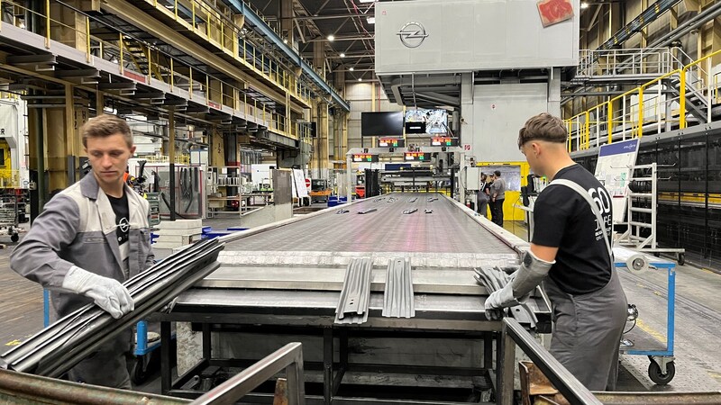 Opel beschäftigt zurzeit rund 1.000 Mitarbeiterinnen und Mitarbeiter im Werk in Kaiserslautern. 