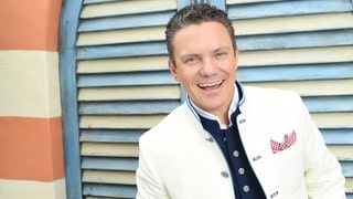 Stefan Mross moderiert seit 19. Juni 2005 die SWR Unterhaltungssendung „Immer wieder sonntags“ im Ersten. © SWRWolfgang Breiteneicher
