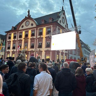 Vor dem Offenburger Rathaus konnten die Menschen die Auszählung der Oberbürgermeisterwahl auf einer Leinwand verfolgen. 